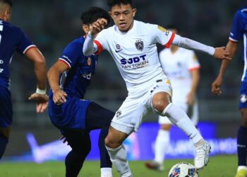 ARIF Aiman dikawal ketat oleh pemain PDRM FC dalam pertembungan di Stadium MBPJ sebentar tadi.