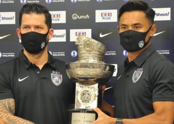 BENJAMIN Mora (kiri) bersama kapten JDT, Aidil Zafuan memegang Piala Sultan Haji Ahmad Shah yang menjadi rebutan dalam perlawanan Piala Sumbangsih sempena pembukaan Liga Super menentang Kedah di Stadium Sultan Ibrahim, Johor. - UTUSAN/RAJA JAAFAR ALI