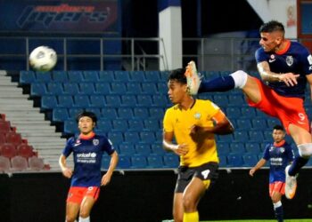 PENYERANG JDT II,  Fernando Rodriguez membuat tendangan ala kung fu dalam aksi Liga Perdana menentang skuad Projek FAM-MSN di Stadium Tan Sri Hassan Yunos, Larkin kelmarin. - UTUSAN/RAJA JAAFAR ALI