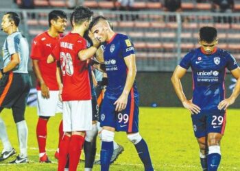 PEMAIN JDT, Safawi Rasid (kanan) dan Fernando Rodriguez kecewa pasukan mereka sekadar seri 1-1 menentang Kuala Lumpur City dalam aksi Liga Super di Stadium Kuala Lumpur, Cheras kelmarin. – UTUSAN/AMIR KHALID