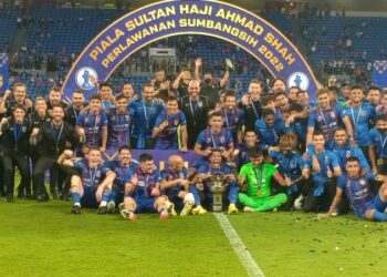 PEMAIN JDT meraikan kejayaan menjuarai Piala Sultan Haji Ahmad Shah selepas menumpaskan Kuala Lumpur City 3-0 di Stadium Sultan Ibrahim, Iskandar Puteri malam ini. - UTUSAN/RAJA JAAFAR ALI