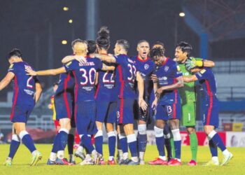 PEMAIN JDT meraikan kejayaan menumpaskan Selangor dalam aksi Liga Super di Stadium Majlis Bandaraya Petaling Jaya kelmarin. – UTUSAN/SHIDDIEQIIN ZON