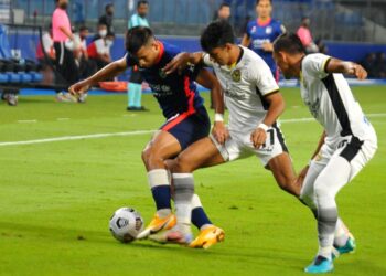 PEMAIN JDT, Safawi Rasid dikawal ketat dua pertahanan Perak pada perlawanan Liga Super  di Stadium Sultan Ibrahim, Iskandar Puteri malam. ini. - UTUSAN/RAJA JAAFAR ALI