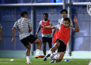 PEMAIN JDT menjalani latihan latihan akhir semalam sebelum menyambut kehadiran Sabah dalam aksi Piala Malaysia malam ini. - IHSAN JOHOR SOUTHERN TIGERS