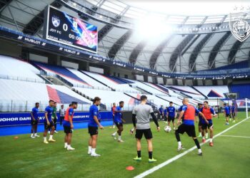 PEMAIN JDT melakukan persiapan terbaik menjelang pertemuan menentang UiTM FC dalam aksi Liga Super malam ini. – IHSAN JOHOR SOUTHERN TIGERS