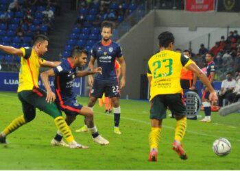 PENYERANG JDT, Leandro Velazquez cuba melepasi dua pertahanan Kedah, Amirul Hisyam Awang Kechik (kiri) dan Faizat Ghazli dalam suku akhir kedua Piala Malaysia di Stadium Sultan Ibrahim, Iskandar Puteri kelmarin. - UTUSAN/RAJA JAAFAR ALI