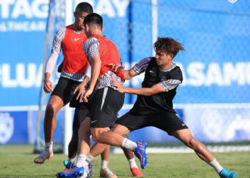 PEMAIN JDT menjalani latihan akhir semalam menjelang pertemuan menntang KL City. - IHSAN JOHOR SOUTHERN TIGERS