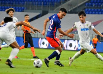 PEMAIN JDT, Arif Aiman Hanapi cuba melepasi kawalan dua pertahanan UITM FC  dalam perlawanan Liga Super di Stadium Sultan Ibrahim, Iskandar Puteri malam ini. - UTUSAN/RAJA JAAFAR ALI