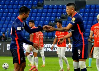 PENYERANG JDT, Bergson Da Silva (kanan) meraikan jaringannya bersama Safawi Rasid dalam aksi Piala Malaysia menentang Kelantan FC di Stadium Sultan Ibrahim, Iskandar Puteri hari ini. - UTUSAN/RAJA JAAFAR