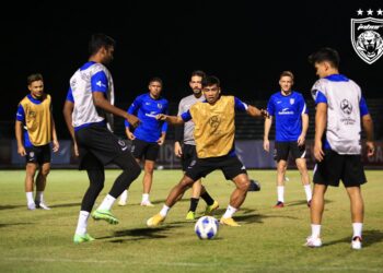 PEMAIN JDT menjalani sesi latihan di Bangkok semalam menjelang pertemuan menentang Nagoya Grampus Eight esok. - IHSAN JOHOR SOUTHERN TIGERS