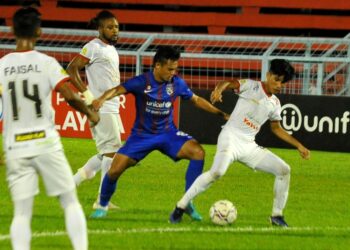 PENYERANG JDT II, Hazwan Bakri diasak pertahanan Kelantan United dalam perlawanan Liga Perdana di Stadium MBPG, Pasir Gudang kelmarin. -  UTUSAN/RAJA JAAFAR ALI