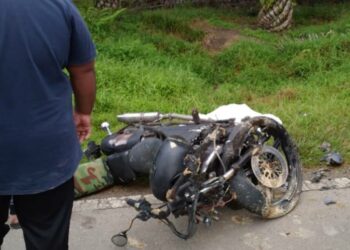 KEADAAN motosikal selepas melanggar sebuah jentera berat di Jalan Selendang-Rompin di Rompin, Pahang semalam.