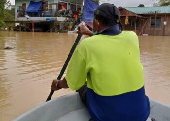 RAJA Sahrin Tengku Ismail mendayung bot menuju ke rumahnya di Kampung Seberang Batu Badak, Segamat yang dikurniakan oleh Sultan Johor pada 2016.