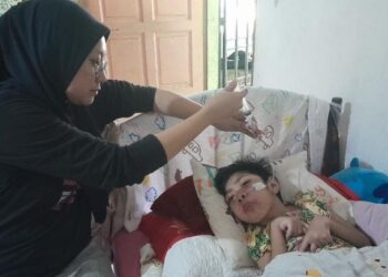 MASLINDA Bagiran merawat anaknya, Iman Nur Zara Noor Firdaus yang disahkan menghidap penyakit genetik sehingga menyebabkan dia kini terlantar.