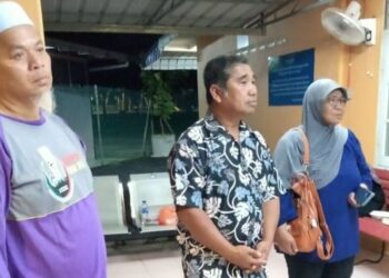 SOPIAH Roz (kanan) menuntut jenazah suami dan ahli keluarganya di Hospital Pontian.