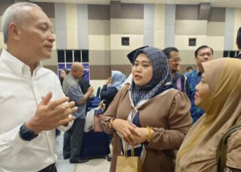 ASMAN Shah Abd. Rahman bertemu para peniaga pada Sesi Town Hall Datuk Bandar Bersama Penyewa Kebayan dan Semai Niaga di Dewan Muafakat Taman Mawar, Pasir Gudang, Johor.