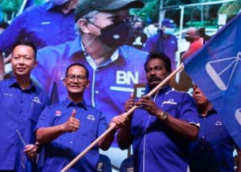 MOHD. Fuad Tukiran (tengah) bersama-sama Ketua MIC Bahagian Bakri, K. Sundral dan Ketua MCA Bahagian Bakri, Datuk Chris Lee Yong pada Majlis Pelancaran Jentera Pilihan Raya BN Parlimen Bakri di Muar.