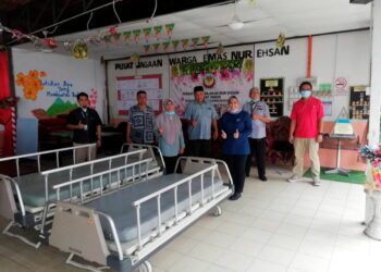 NORIJAH Bidin menerima sumbangan katil daripada Hospital KPJ Pakar Puteri. Johor Bahru, hari ini. - UTUSAN/KHAIRUL MOHD. ALI