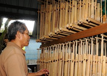 TUMIAN Muridan bermain set angklung solo yang mengandungi 37 unit angklung di rumahnya di Kampung Sepakat Baru, Skudai, Johor.