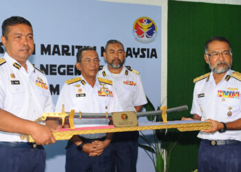 MOHD.  Zubil Mat Som (dua dari kiri) menyaksikan penyerahan tugas antara Laksamana Pertama Maritim Aminuddin Abdul Rashid (kanan) kepada Laksamana Pertama Maritim Nurul Hizam Zakaria sebagai Pegarah Maritim Negeri Johor (kiri) di Majlis Serah Terima Tugas di Johor Bahru, semalam. - UTUSAN/RAJA JAAFAR ALI