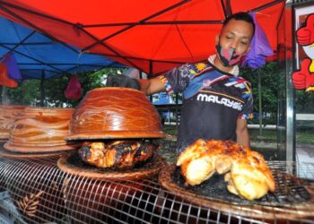 HALIM Suhati membakar menggunakan pasu di Taman Dahlia, Johor Bahru, Johor. -UTUSAN/RAJA JAAFAR ALI