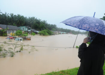 SLUG: BANJIR JOHOR
JOHOR BAHRU, 2 JANUARI - Atira Mohd. Hatta melihat keadaan kampungnya di Kampung Sepakat Jaya, Skudai yang di landa banjir berikutan hujan lebat disini. UTUSAN/RAJA JAAFAR ALI
pemberita: Sharkawi, khairul, faizal