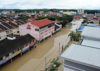 KEADAAN banjir di bandar Kota Tinggi berikutan air pasang besar disini. UTUSAN/RAJA JAAFAR ALI