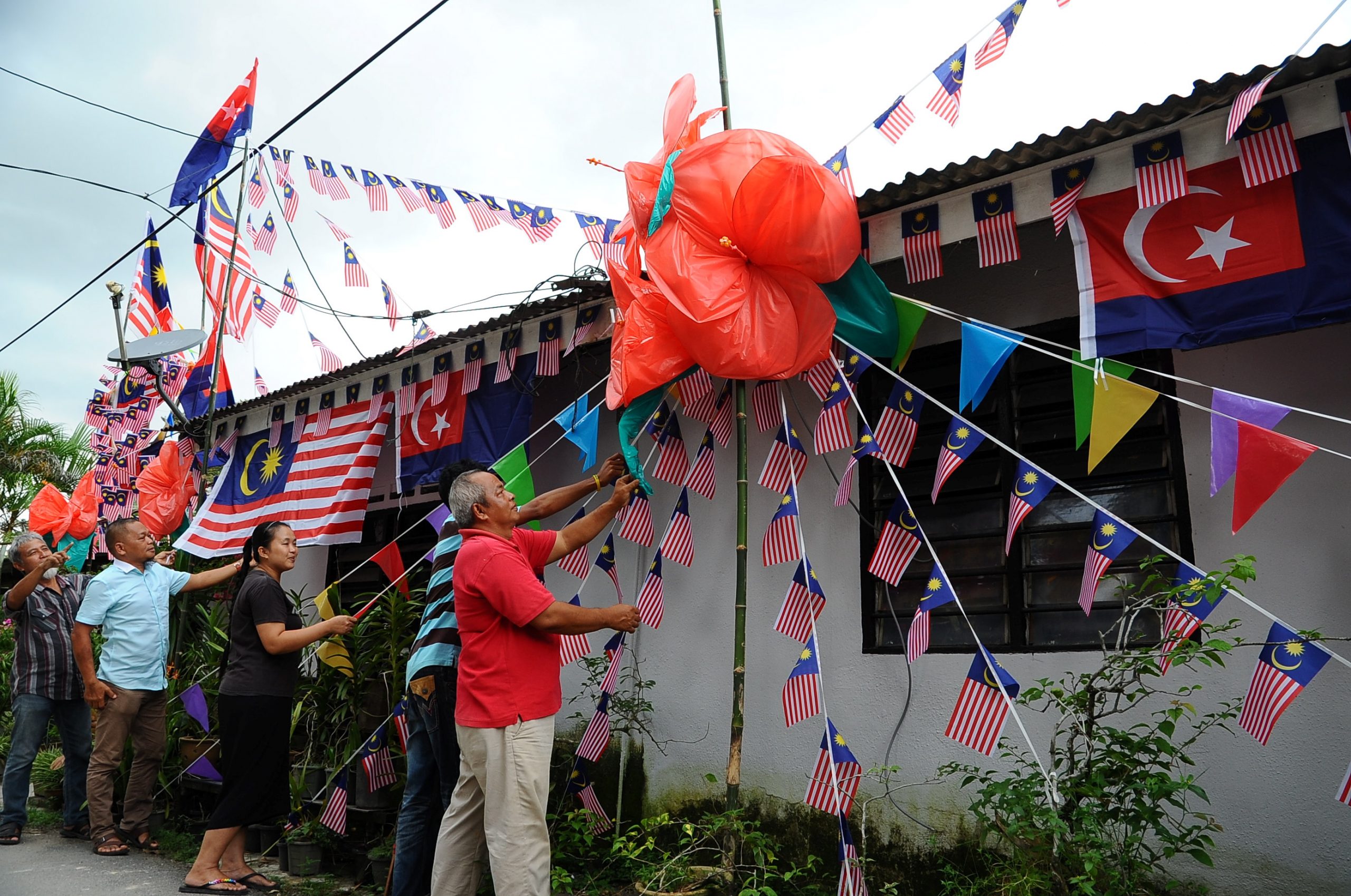 Hias Bendera Malaysia Di Basikal Guna Barangan Tepakai