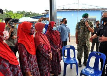 Hishammuddin Hussein beramah mesra dengan para penduduk ketika melakukan lawatan kerja ke Projek Jiwa Murni di Kampung Sri Tambak, Kluang, hari ini. - UTUSAN/RAJA JAAFAR ALI