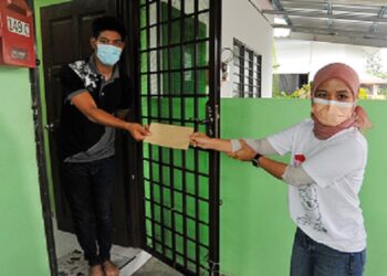 WAKIL Utusan Malaysia, Aida Rizmariza Kamaruddin menyampaikan sumbangan wang
tunai kepada anak Maimun Said, Nik Mohd. Mazrul Hafendi Nik Mazlan sempena Jelajah
Ikhlas Bersama CSR di rumahnya di Kampung Rumah 10, Plentong Tengah, baru-baru ini. - UTUSAN/RAJA JAAFAR ALI