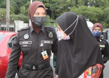 NURUL Yasmin Rosli yang ditahan di Penjara Kajang, Selangor didakwa atas lima pertuduhan kerana menipu lima mangsa melibatkan nilai RM5,235 di Mahkamah Majistret Johor Bahru. - FOTO/RAJA JAAFAR ALI