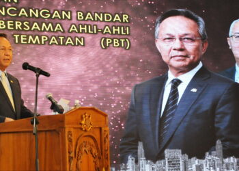 HASNI Mohammad menyampaikan ucapan sempena Majlis Perasmian Program Executive  Talk Perundangan Perancangan (AKta) Perancangan Bandar dan Desa (Akta 172) Bersama Ahli-Ahli Majlis Pihak Berkuasa Tempatan (PBT) Peringkat Negeri Johor diHotel Fraser Place Puteri Harbour disini. UTUSAN/RAJA JAAFAR ALI