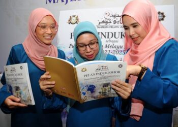 KAKITANGAN Yayasan Warisan Johor melihat Pelan Induk Johor sempena pelancarannya sebagai Pusat Tamadun Melayu Antarabangsa 2021-2025 di Johor Bahru, Johor, bulan lalu. – UTUSAN/RAJA JAAFAR ALI