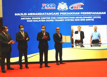 Mohd. Ekmaluddin Datuk Ishak (empat dari kiri) mengadakan pertukaran dokumen secara maya dengan Pengarah Malaysia Rapid Trasit System Sdn. Bhd. Datuk Mohd. Zarif Hashim (dua dari kanan) sambil diperhatikan Menteri Besar Johor Datuk Hasni Mohammad (tiga dari kiri) pada majlis Menandatangani Perjanjian Persefahaman Secara Maya antara JCCD dan MRTS Sdn. Bhd di Kota Iskandar disini.-UTUSAN/RAJA JAAFAR ALI
pemberita: khairul/juani