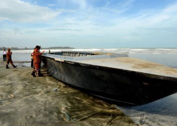 INILAH bot yang membawa 50 penumpang pendatang asing yang dijumpai  di Pantai Tanjung Balau, Kota Tinggi disini. UTUSAN/RAJA JAAFAR ALI