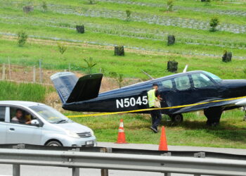 SEBUAH pesawat ringan Beechcraft Bonanza B5045B melakukan pendaratan kecemasan akibat kerosakan pada injin di kilometer 47.8 arah selatan Lebuhraya Utara Selatan, Kulai di sini.-UTUSAN/RAJA JAAFAR ALI