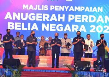 Perdana Menteri, Tan Sri Muhyiddin Yassin (baris depan, tengah) serta Menteri Belia dan Sukan, Datuk Seri Reezal Merican Naina Merican (baris depan, dua dari kanan) bersama para pemenang Anugerah Belia Negara dalam Majlis Sambutan Hari Belia Negara 2020 di Johor Bahru, Johor, Ogos lalu. – GAMBAR HIASAN/RAJA JAAFAR ALI