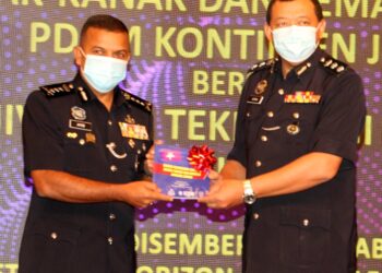 AYOB Khan Mydin Pitchay (kiri)  menyerah buku Modul (MEKAR) kepada pengawai polis pada Majlis Pelancaran Modul Kesedaran Jenayah Kanak-Kanak dan Remaja (MEKAR) PDRM Kontinjen Johor bersama Universiti Teknologo Malaysia (UTM) di Banquet Hall, Horizon Hills Golf & Country Club Iskandar Puteri Johor Bahru di sini hari ini.
Gambar: Baazlan Ibrahim.
Pemberita: Mohamad Faizal utusan.