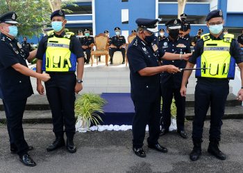 Zainal Abidin Kasim (tiga dari kanan) mencuba ketahanan jaket kalis peluru yang baharu bersama Timbalan Ketua Polis Johor Datuk Khaw Kor Chin (kiri) sempena Majlis Penyerahan Rerlective Bullet Proof Vest Level II Anti Stab dan Baju Amanita di Padang Kawad IPK, Johor Bahru disini. UTUSAN/RAJA JAAFAR ALI