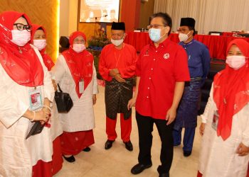 NUR Jazlan Mohamed (tengah) bertanya khabar pada Wanita UMNO Bahagian Pulai di dalam Majlis Mesyurat Perwakilan Wanita UMNO Bahagian Pulai Kali Ke-33 Tahun 2020, di Kompleks Tan Sri Mohamed Rahmad Tampoi, Johor Bahru di sini hari ini. -UTUSAN/ Baazlan IbraHim.