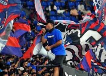 PARA penyokong JDT Boys Of Street memberi sokongan padu pada pemain JDT dalam perlawanan kedua separuh akhir menentang Terangganu FC di Stadium Sultan Ibrahim, Iskandar Puteri, Johor, malam tadi. . UTUSAN/RAJA JAAFAR ALI