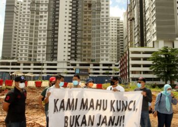 SEBAHAGIAN pembeli pangsapuri Residensi Tebrau mengadakan bantahan kelewatan projek  PR1MA di Johor Bahru semalam. - UTUSAN/BAAZLAN IBRAHIM