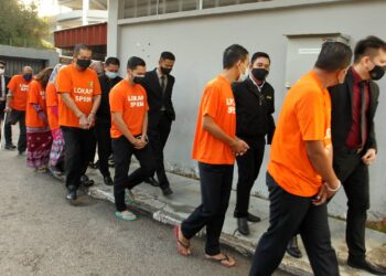 TUJUH kakitangan Jabatan Pengangkutan Jalan Negeri Johor (JPJ)  di reman tujuh hari untuk membantu siasatan ketirisan hasil kerajaan jutaan ringgit di Mahkamah Majistret Johor Bahru di sini hari ini.
Gambar: Baazlan Ibrahim.
Pemberita: Mohamad Faizal Utusan.