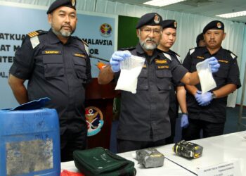 AMINUDDIN Abdul Rashid (dua dari kiri) menunjukkan syabu yang cuba diseludup ke negara jiran di Ibu Pejabat APMM Johor, di Menara Tabung Haji Johor Bahru, hari ini. -UTUSAN/BAAZLAN IBRAHIM SAHKAWI