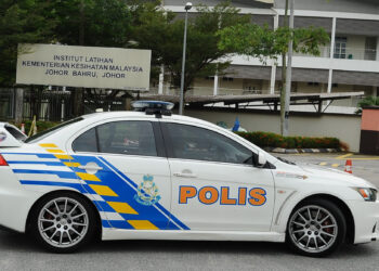 KERETA peronda MPV Polis melakukan rondaan ketika memasuki Institut Latihan Kementerian Kesihatan Malaysia (ILKKM) berikutan Perintah Kawalan Pergerakan Diperketatkan (PKPB) di ILKKM , Kempas disini.-UTUSAN/ RAJA JAAFAR ALI