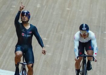 AZIZULHASNI Awang meraikan kejayaan menumpaskan pelumba Jepun, Kaiya Ota untuk meraih pingat emas Kejohanan Berbasikal Trek Berbasikal Asia di Velodrom Nasional, Nilai kelmarin.  - MINGGUAN/AMIR KHALID