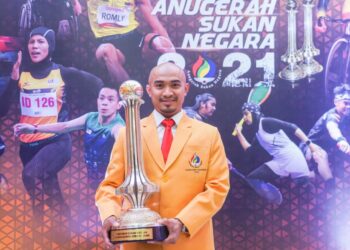 AZIZULHASNI Awang bersama trofi Anugerah Olahragawan Kebangsaan 2021. UTUSAN/SHIDDIEQIIN ZON