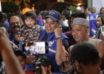 KHAIRY Jamaluddin bergambar bersama pengundi selepas selesai memberi Ceramah Kata Janji KJ di Kampung Paya Jaras Dalam, Sungai Buloh.