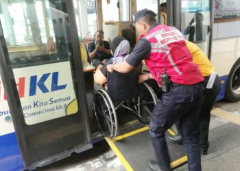 Sesi simulasi: Memberi peluang kepada penyedia perkhidmatan membantu OKU berkerusi roda menaiki bas.