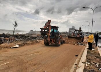 KERJA-KERJA pembersihan giat dijalankan Jabatan Kerja Raya (JKR) Kuala Terengganu di Pantai Seberang Takir di Kuala Nerus, Terengganu hari ini.